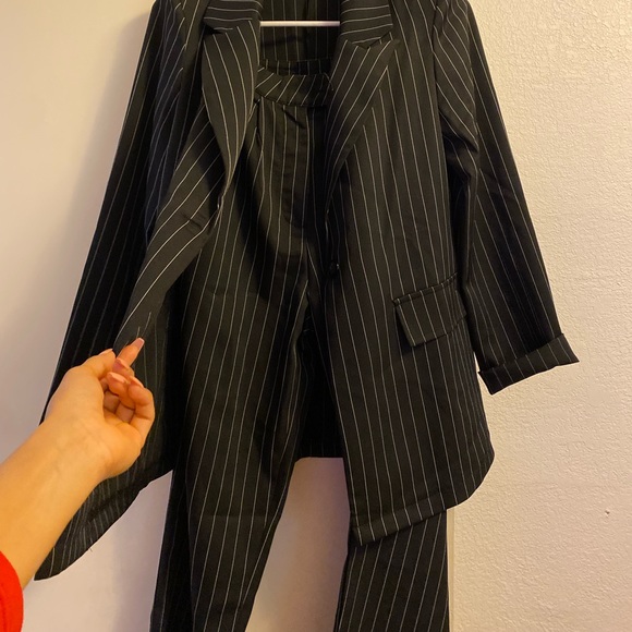 New two piece formal business attire size 2 Blazer with plants - Picture 3 of 3